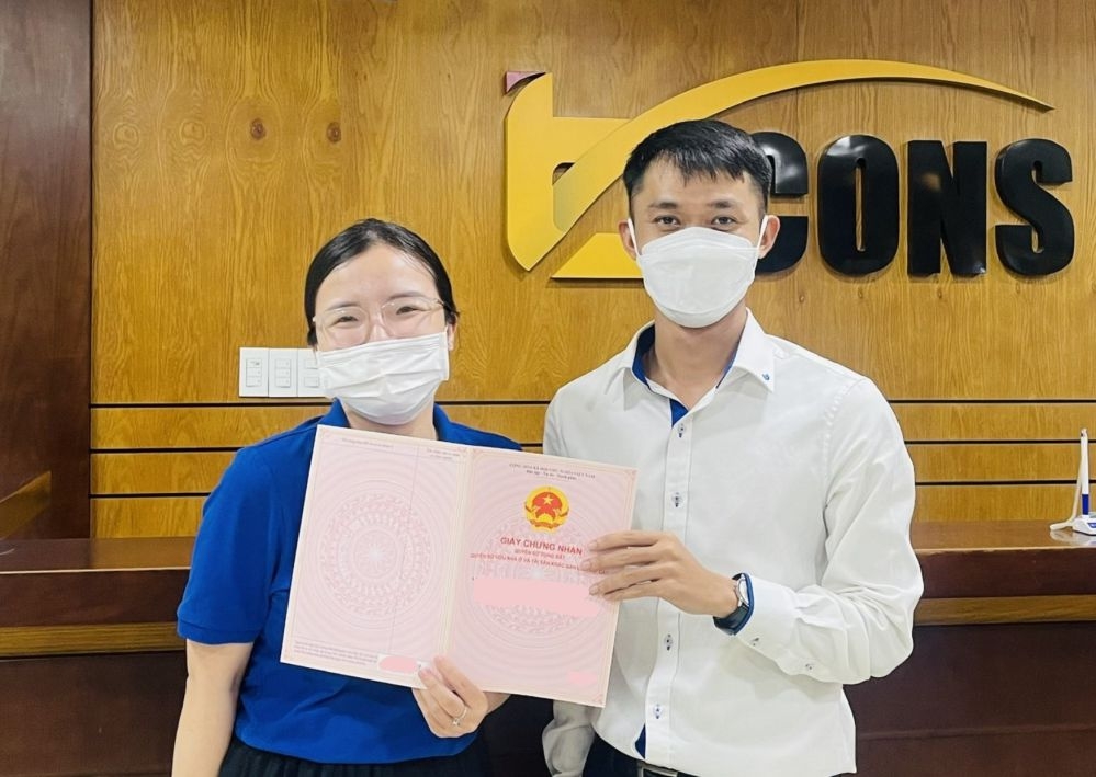 Hình ảnh khách hàng nhận sổ hồng căn hộ Bcons Plaza