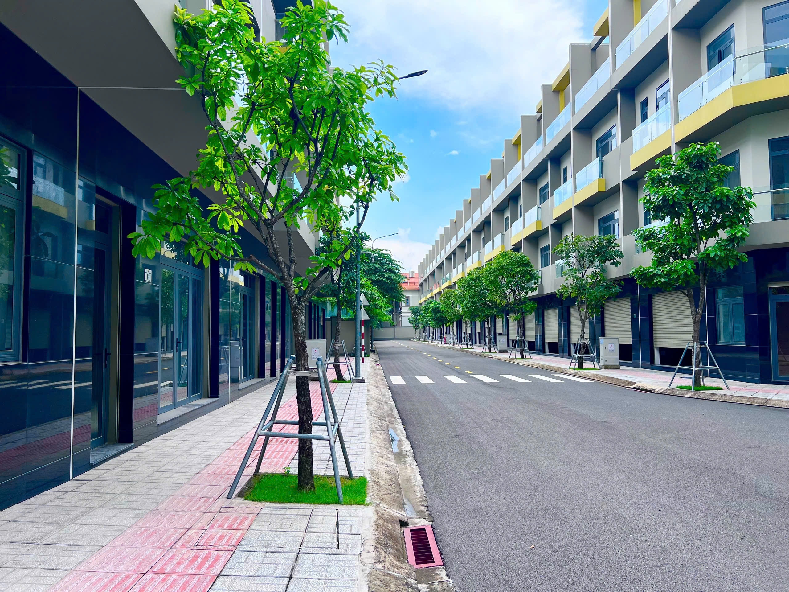 Dãy nhà phố hoàn thiện khang trang sạch đẹp