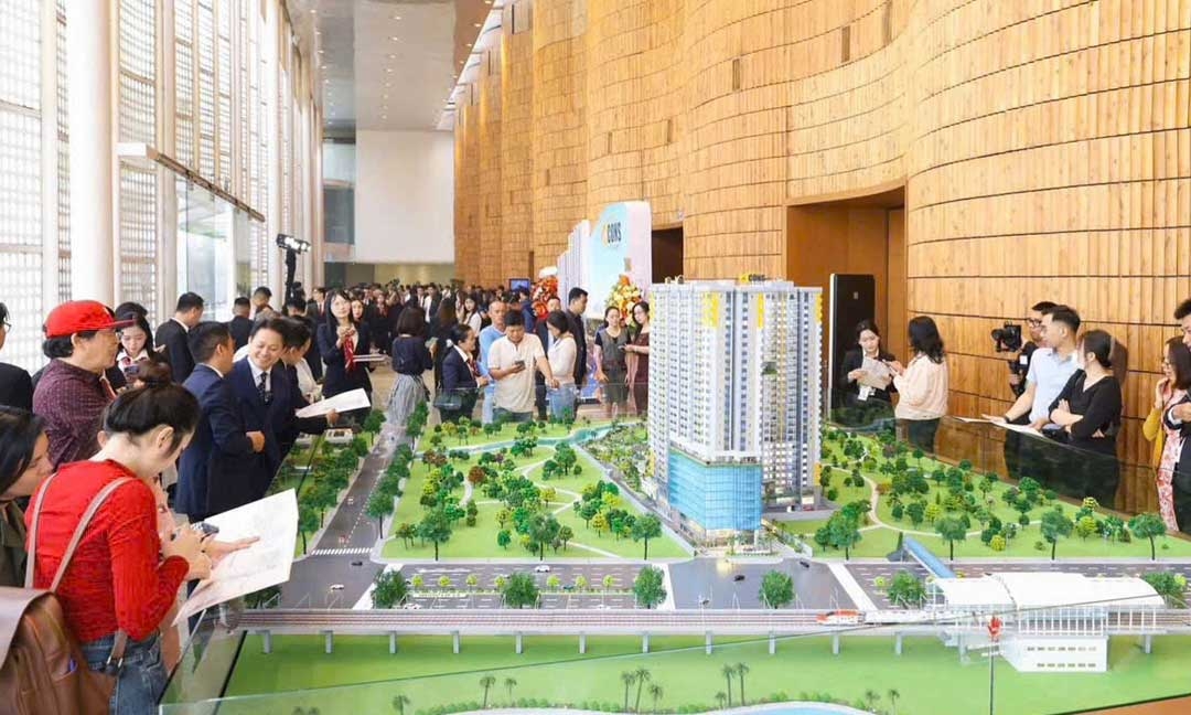 Khách hàng đang nhận tư vấn tài chính và sa bàn chi tiết về thông tin Block B dự án Bcons NewSky